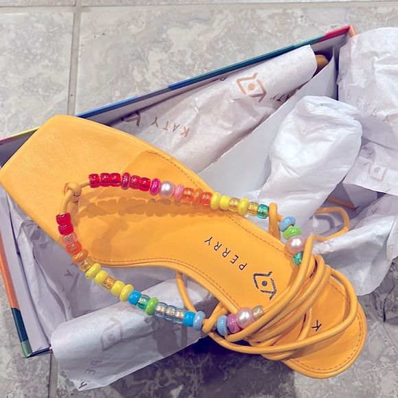 NEW Katy Perry The Cubie Bead Sandals, Honeycomb Yellow Size 7M/ 37 New in Box - Picture 5 of 8